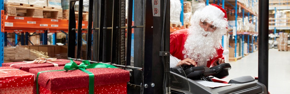 En tomte kör truck med paket.