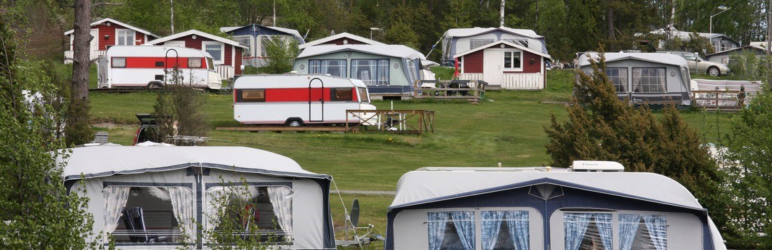 Camping med tält och husvagnar.