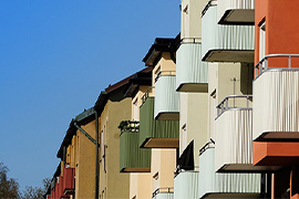 lägenhetshus med balkonger
