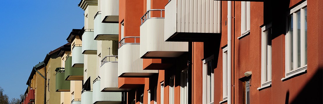 lägenhetshus med balkonger
