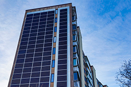 Solpaneler på en fasad