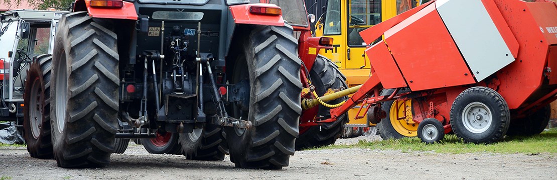 Traktor och andra lantbruksmaskiner.