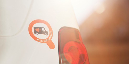 Dekal för Kolla elföretaget vid bakljusen på en företagsbil.