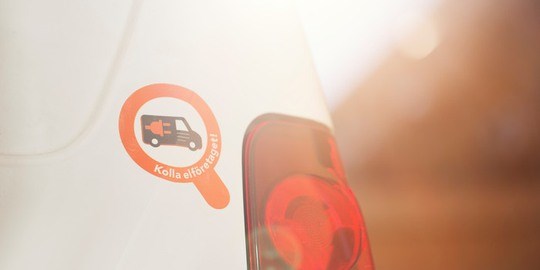 Dekal för Kolla elföretaget vid bakljusen på en företagsbil.