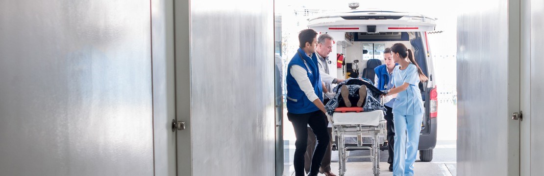 Sjukvårdspersonal tar hand om patient som kommit med ambulans till akutmottagning.