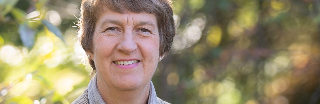 Elsäkerhetsverkets generaldirektör Elisabet Falemo framför grönskande träd