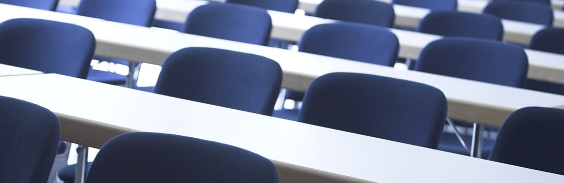 Tomma stolar i föreläsningssal