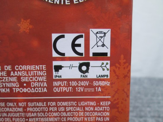 Bild på CE-märke på röd kartong
