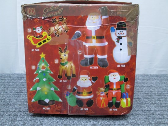 Förpackning av röd kartong med bild av olika julfigurer