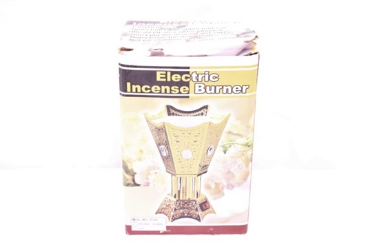 Rektangulär förpackning med bild av guldfärgat rökelsekar. Text Electric Incense Burner